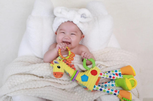 海西四个月宝宝揉眼睛